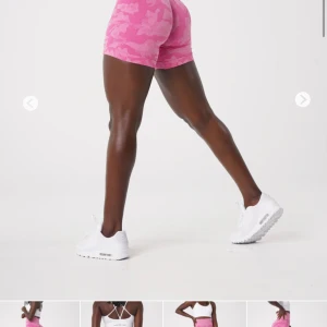 NVGTN bubble gum pink camo seamless shorts - Säljer dessa NVGTN bubble gum pink camo seamless shorts, köpta från hemsidan men tyvärr inte kommer till användning. De är storlek S men passar M super bra också 🥰svårt att lägga exakt färg men skulle säga att de är gröna. Nypris 425kr Kan tänka mig sänka vid snabbt köp:)