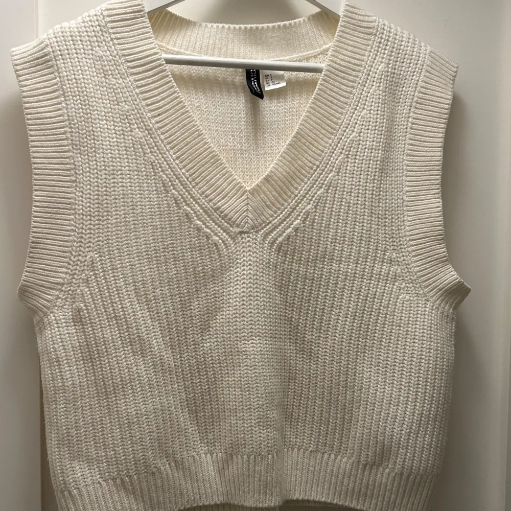Stickad väst ifrån H&M divided storlek S. Aldrig använt den men lappen är inte kvar. Hel och fin. Yläosat.