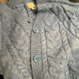 Blå stickad kofta från H&M - Mysig blå stickad kofta från H&M i alpackablandning. Koftan har ett flätmönster och knappar framtill. Perfekt för kyliga dagar. Jättesöt!⭐️ Använd 1 gång! Ordinarie pris 500 kr.