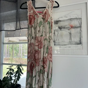 Klänning - Jättefin mönstrad klänning i väldigt fint skick! Är storlek L men passar S! 