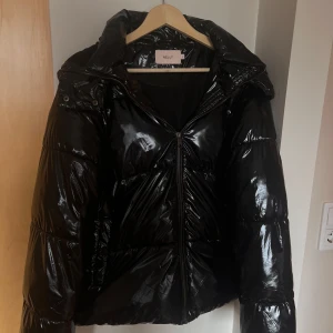 Everyday shiny puffer jacket - Säljer nu denna trendiga jacka från Nelly 😻 den är sparsamt använd och de finns inga som helst smink fläckar eller liknande på! Den är i storlek L men passar också storlek M🌸 Nypris 799kr