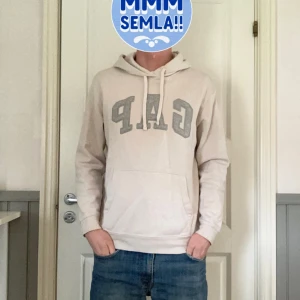 GAP Hoodie - Säljer en fet GAP hoodie😋  Använd kanske 10-15 gånger, tvättad 4-5 max.  Storlek S men passar mig som är 185.  Kom PM för mer bilder.
