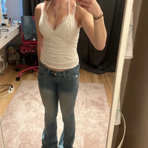 Vitt rygglöst linne med knyte i nacken - Fint linne till sommaren! Man knyter i nacken ungefär som en bikini och ryggen är öppen. Säljer då jag aldrig använder.