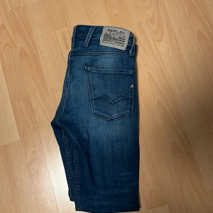 Blå jeans från Replay Anbass - Snygga blå jeans från Replay Anbass med slim fit passform. De har en klassisk femficksdesign och en stilren look. Perfekta för en avslappnad stil med en touch av elegans. 30/32 skit snygga passar vart än du ska så hör av dig vid frågor eller funderingar.  hörs