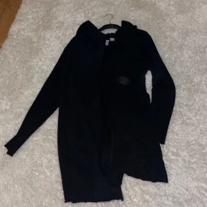 Svart kappa - Snygg svart kappa med långärmad design. Perfekt för kyligare dagar och ger en stilren look. Passar bra till både vardag och mer uppklädda tillfällen.