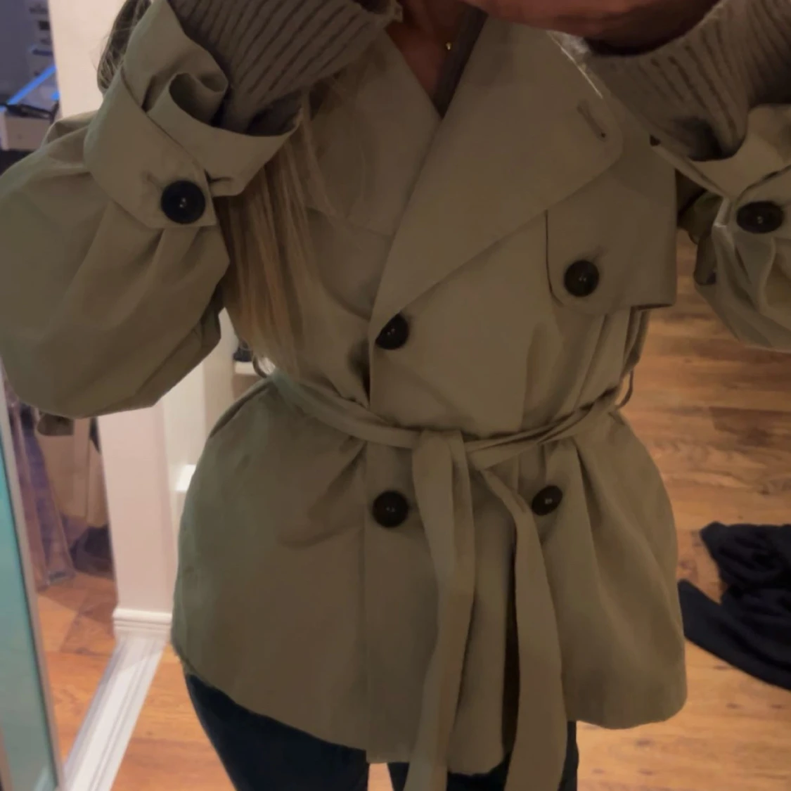 beige trenchcoat från gina tricot