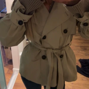 beige trenchcoat från gina tricot - jättefin jacka i jättefint skick 💕