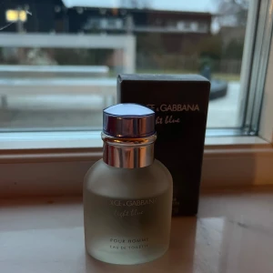 Dolce & Gabbana Light Blue Pour Homme edt 40ml - Säljer en fräsch och maskulin Dolce & Gabbana Light Blue Pour Homme edt. Flaskan är elegant med frostat glas och en silverfärgad kork. Lätt använd med uppskattningsvis strax över 30ml kvar. Original förpackning ingår. Batch-kod är 1243k9. Skicka gärna ett meddelande vid frågor. 