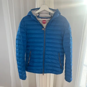 Blå colmar jacka - Snygg blå dunjacka från colmar med ett superbra skick då den knappt har använts. Storlek M! Bara att höra av sig vid minsta fråga😀☺️