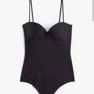 Svart microfiber body hm 75A - Slutsåld microfiber body från hm, 75A. För liten för mig tyvärr. Oanvänd, lappen på. Kom privat för bilder på💞💞💞🫶🏻🫶🏻 