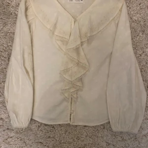 Zara blus - En jättefin Zara blus i storlek 152. Jag säljer för att den tyvärr inte kommer till användning. Den har ingen defekt och är i nyskick💕 Priser går att sänka så skriv gärna!