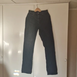 Svarta jeansbyxor - Snygga svarta jeansbyxor med klassisk design. De har en rak passform och är perfekta för en stilren look. Byxorna har fickor både fram och bak samt en knapp och dragkedja i midjan.