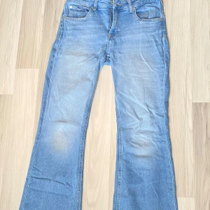 Blå bootcut jeans - Snygga blå bootcut jeans från lager157 stil ”low boot” med klassisk femficksdesign och knappgylf. Ganska använda men inga defekter. Storlek M short men skulle säga att de även passar som S.  Ord pris 300kr