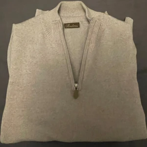 Grå Stenströms halfzip  - Säljer min Stenströms halfzip i 100% merinoull. Köptes från nk, kvitto finns. Säljer på grund av den inte passar mig längre. Inga defekter eller slitningar, använd fåtal gånger.