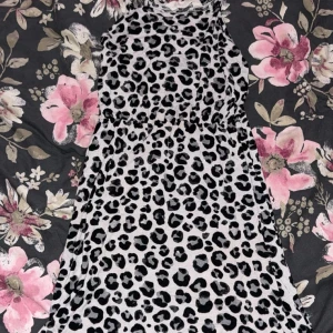 Leopardmönstrad klänning för barn - Snygg leopardmönstrad klänning för barn. I storlek 134/140. Den har ett väldigt skönt material och luftig till sommaren