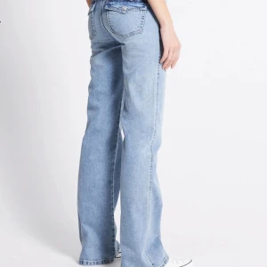 Lager 157 ”90s Boot”  - Snygga blå jeansbyxor från Lager 157 med fickor på rumpan och utsvängda ben. De har en bekväm passform och är tillverkade i slitstarkt denim. Använda 1 gång. 