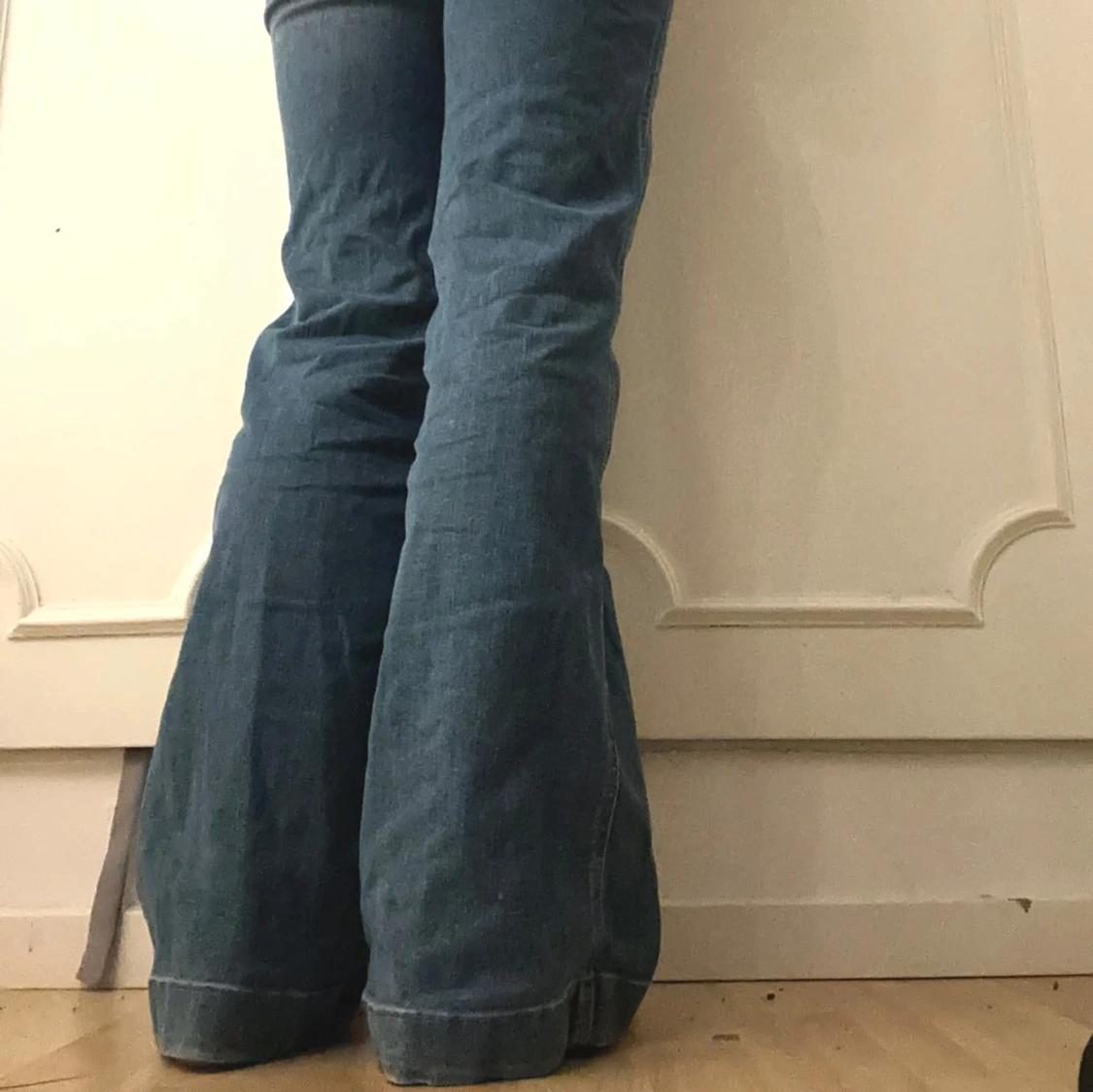 Blå bootcut jeans med fickor fram - 2