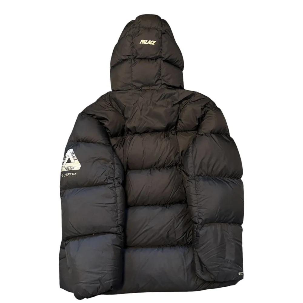Integrerad balaclava som kan fällas ut från huvan. Lättviktig men mycket varm, perfekt för vinterbruk. Två fleecefodrade sidofickor med YKK-dragkedjor. Oversized passform för extra komfort och stil.. Takit.