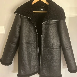 Svart jacka från BikBok - Säljer en snygg svart jacka från BikBok i storlek XS. Jackan har en mysig foder och dragkedja framtill. 