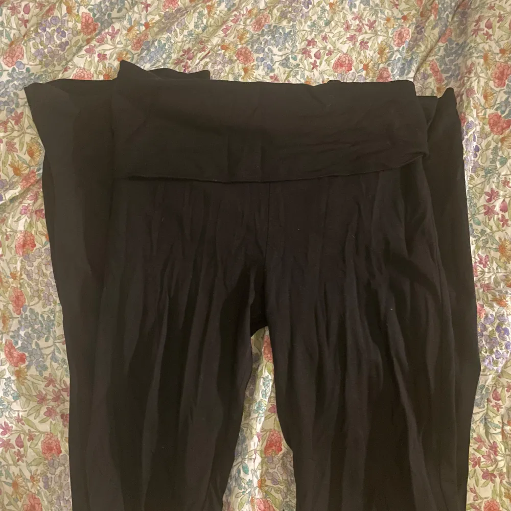Säljer ett par svarta leggings från Gina Tricot. De är mjuka och bekväma med en elastisk midja. Perfekta för en avslappnad stil. Yoga pants🌟. Farkut & Housut.