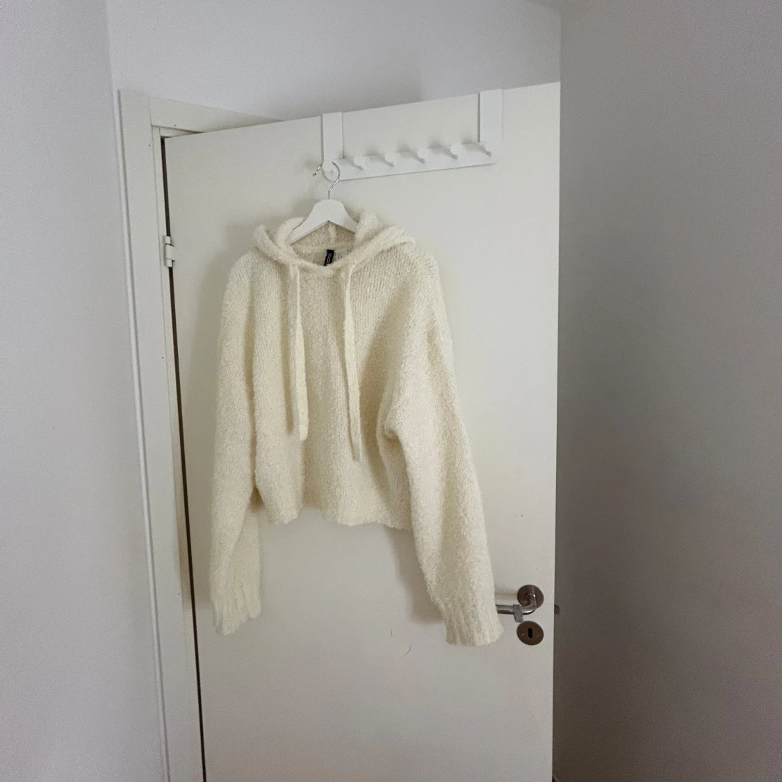 Vit stickad hoodie från H&M