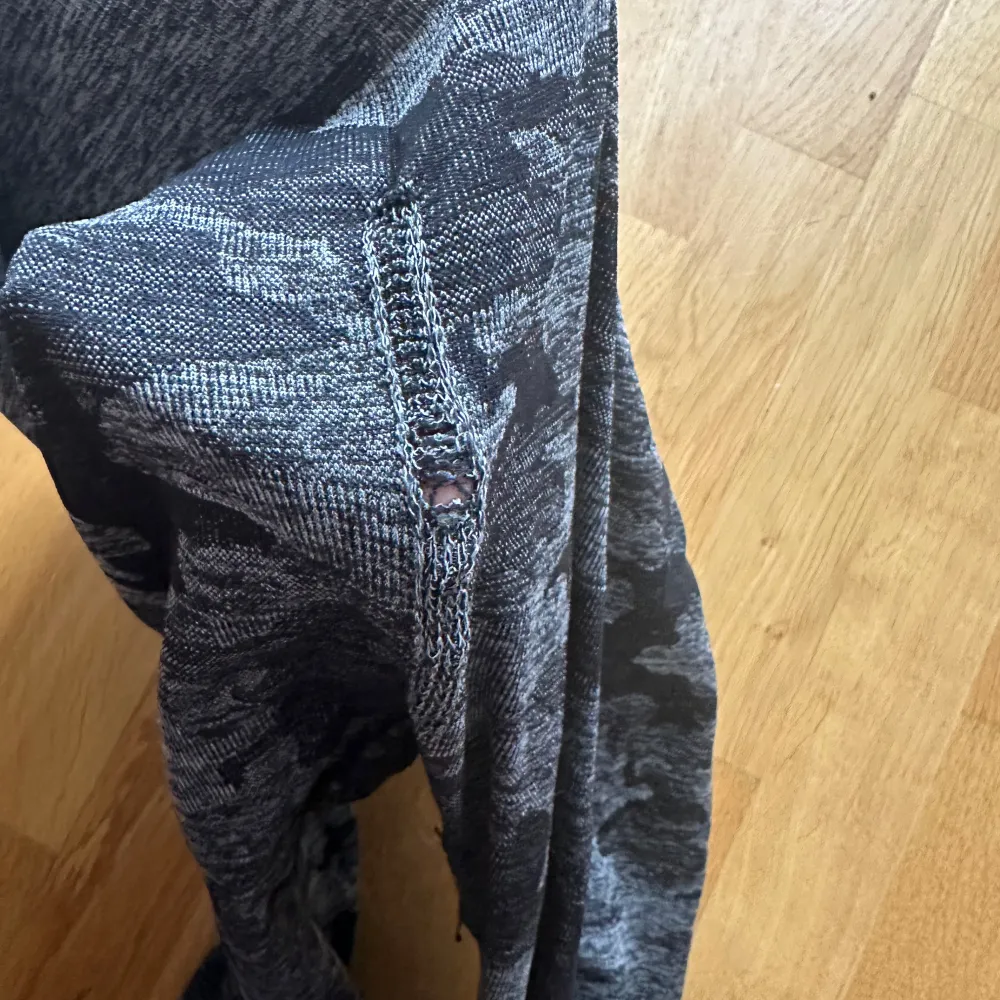 Snygga grå leggings med camouflagemönster. Perfekta för en avslappnad stil eller träning. De har en tight passform och är gjorda i ett mjukt och stretchigt material. Finns tyvärr ett litet hål i scrunchen men i övrigt fina❤️. Farkut & Housut.