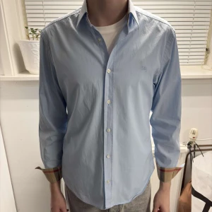 Burberry skjorta - Ljusblå Burberry skjorta i storlek m, grymt skick! Bara att skriva vid funderingar🙌