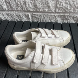 Vita sneakers från Veja - Säljer dessa super fina veja skor som är i fint skick. Ord pris 1750kr