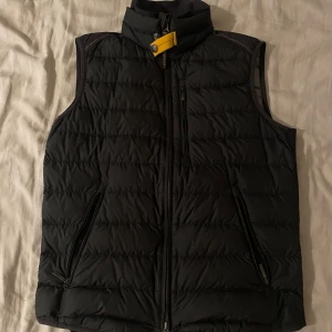 Parajumper väst - Säljer nu min Parajumper väst då den börjar bli liten. Har använt den en del men skicket är mycket bra. Extra knappar samt tags följer med. För fler frågor är det bara att skriva!