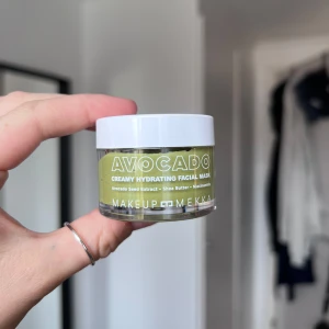Avocado Creamy Hydrating Facial Mask - En återfuktande ansiktsmask med avokadoextrakt, sheasmör och niacinamid. Perfekt för att ge huden en mjuk och len känsla. Vegansk och enkel att använda för en snabb fuktboost.