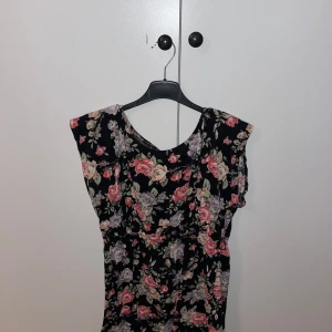 Sommarklänning - Säljer denna oanvända klänning från Gina. Jätte fin och passar perfekt nu till våren och sommaren. Resår i midjan så passar flera storlekar. Skriv för fler bilder 