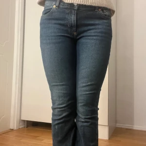 Blå jeans från Junkyard - Snygga blå jeans från Junkyard i en klassisk stil. De har en normal passform och är tillverkade i ett slitstarkt denimtyg. Låg midja i storlek S💕
