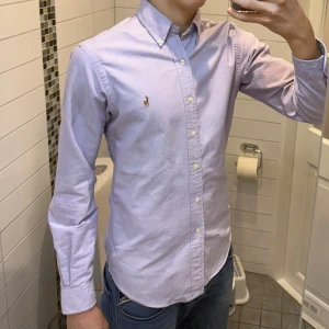 Polo Ralph lauren skjorta - Säljer en mycket fin Ralph lauren skjorta till ett bra pris som är perfekt nu till våren eller festliga tillfällen. Skick 10/10. Kan gå ner i pris vid snabbt köp. Vid minsta fundering är det bara att höra av sig!