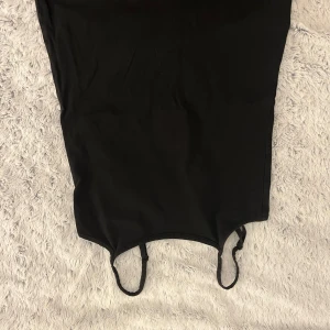 Svart och vit linnetopp från Basic You - Två stilrena linnetoppar från Basic You i svart och vit. Tillverkade av ekologisk bomull för en mjuk och bekväm känsla. Perfekta för en avslappnad look med justerbara axelband.