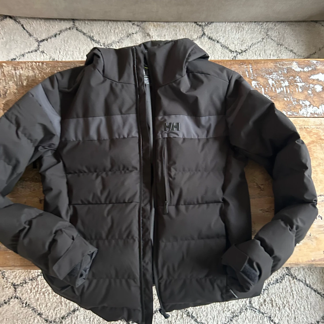 Svart pufferjacka från Helly Hansen