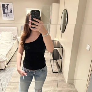 Svart oneshoulder topp - Snygg svart oneshoulder topp med ribbat tyg❣️