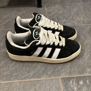 Svarta Adidas Campus - Snygga svarta Adidas Campus. Storlek 42 men passar 41. Minimalt slitage. Säljs då de inte kommer till användning. Pris kan diskuteras