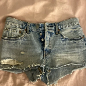 levis jeans shorts - super fina jeans short i jätte bra skick. har köpt dom på plick men ej användt. De är storlek W26, de passar mig som har ca 34 i byxor ( ibland 32). dom är perfekt långa både fram o bak🩷. kan sänka pris lite vid snabb affär
