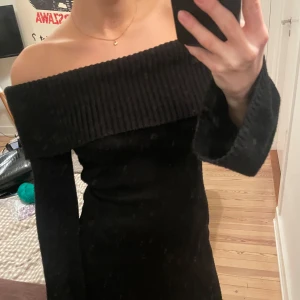 Stickad off shoulder-klänning  - Stl xs, stickad och varm off shoulder-klänning perfekt på höst/vinter/vår. Lite noppig vid kanterna, se sista bilden. 