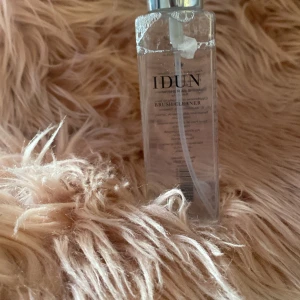IDUN Minerals Brush Cleaner - Praktisk borstrengöring från IDUN Minerals i en genomskinlig flaska. Perfekt för att hålla dina sminkborstar rena och fräscha. Innehåller 15-30% alkohol denat och mindre än 5% non-ionic tensid. Tillverkad i Sverige.