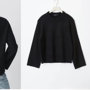 Svart stickad tröja - Säljer en stilren svart stickad tröja med rund hals och långa ärmar. Perfekt för kyligare dagar och enkel att matcha med olika outfits. Tröjan har en klassisk design som passar till många tillfällen.