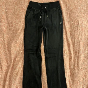 Svarta mjukisbyxor från Juicy Couture - Helt nya oanvända Juicy Couture byxor! Prislappen har tyvärr ramlat av men Juicy Couture-taggen sitter kvar💗Säljer pga för små! Tryck gärna på köp nu🎀