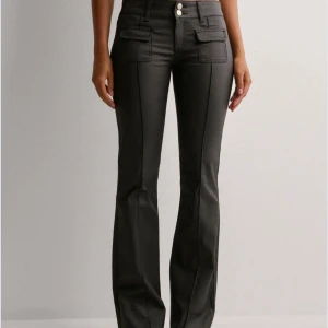 Svarta bootcut byxor - Snygga svarta bootcut jeans från Nelly som brukar vara slutsålda! De är i storlek 34💕har använt de en gång