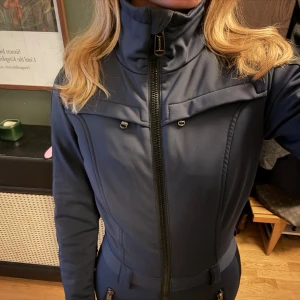 Mörkblå ski suit från Goldbergh - Snygg mörkblå ski suit från Goldbergh med dragkedja och hög krage. Jackan har en figurnära passform och stilrena detaljer. Observera att det inte finns ett skärp till denna! Aldrig använd. Är 170 cm lång!🫶🏼