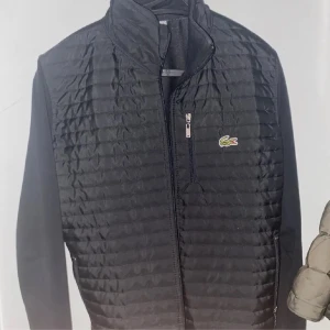 Lacoste cardigan - En skön svart Lacoste cardigan som är perfekt nu  för våren. Priset kan diskuteras