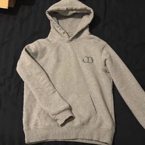 CD hoodie  - Fint skick, snörena har åkt av. Strl XS, passar XS/S