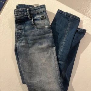 Jeans från Jack & Jones - Blåa jeans från Jack & Jones med skit snygg tvätt. Storlek 30/30. Mycket bra skick. Säljer för 150kr. Kan gå ner i pris vid snabb affär! 