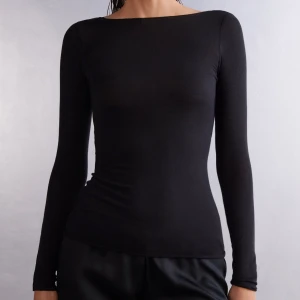 Intimissimi tröja - Jag säljer min svarta tröja från intimissimi. Inga defekter och knappast tecken på användning. Bekväm och fin. Original pris-569kr💗Skriv privat för egna bilder eller frågor😁