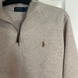Polo Ralph Lauren quarter zip - Ralph Lauren quarter zip tröja i jättefint skick. Använd två gånger och tvättad en gång. Inga fläckar eller märken. Är i nyskick. Säljer då jag behöver rensa och den inte kommit till användning på ett tag.  Storlek L men skulle säga att den passar M  också.  Kostar över 2000kr i butik