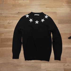 Givenchy star sweater - Stickad givenchy tröja, passar S och sitter bra. Köpt från en pålitlig hemsida, Skriv gjärna om du har mer frågor